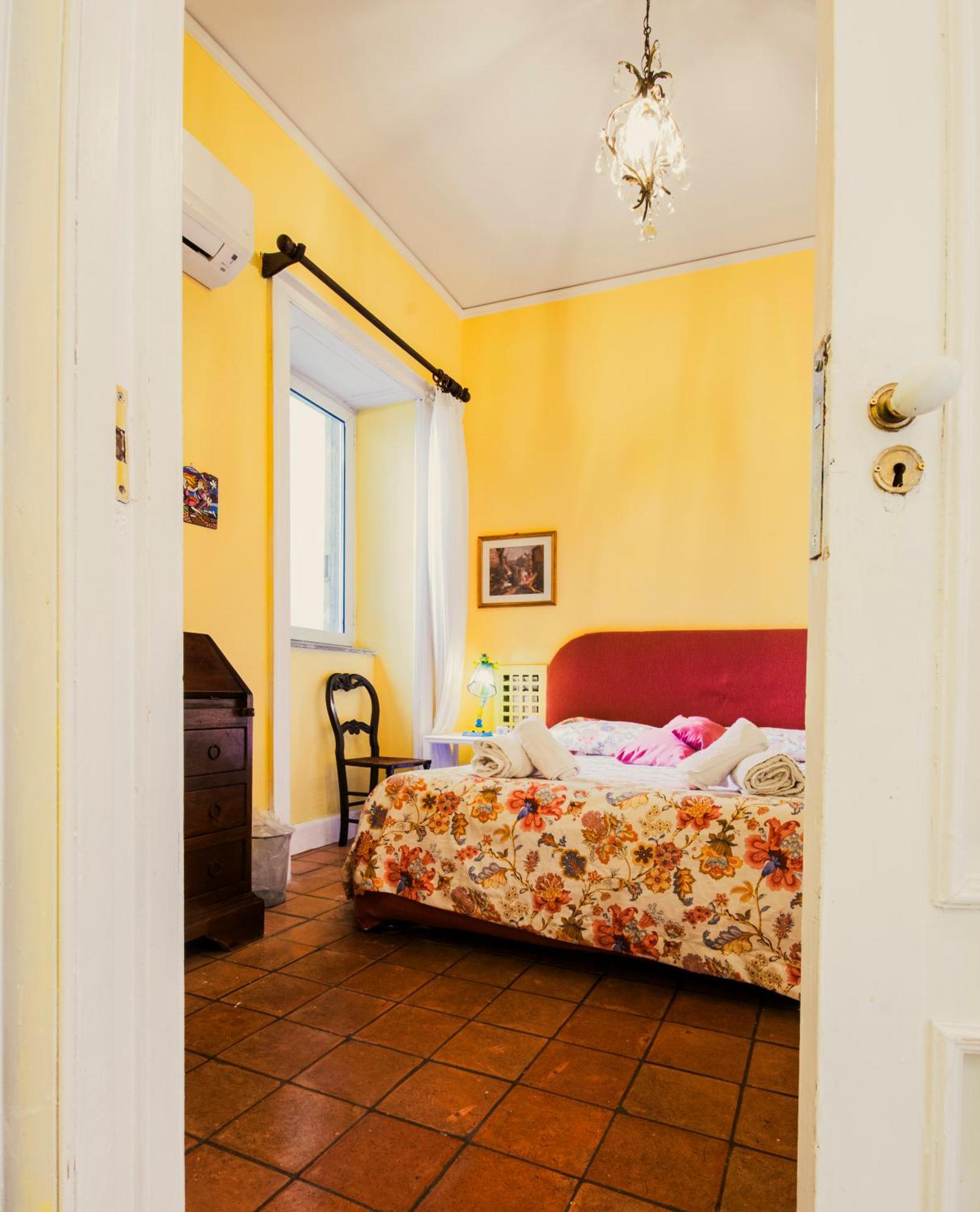 Pensión Ma Maison Shared In Chiaia 1 Nápoles
